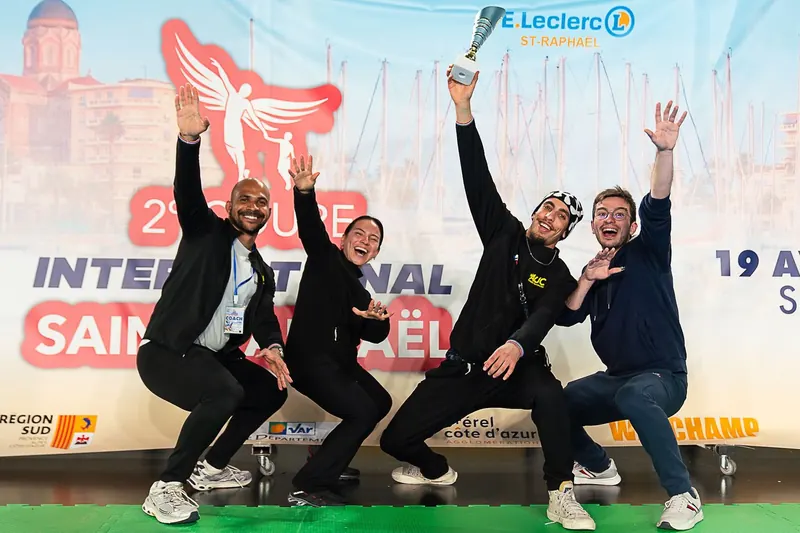 Victoire trophée coupe — © Lawrence Banahan / Combat Spirit Media