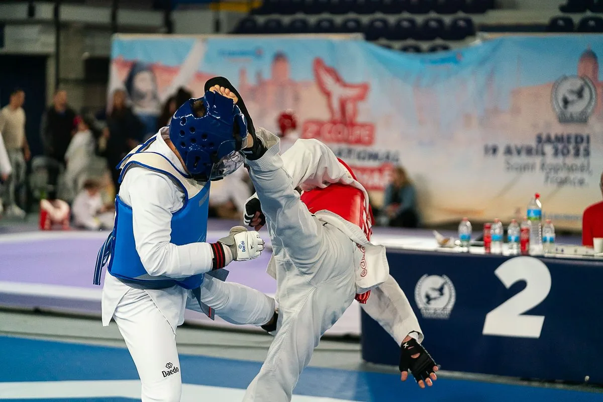 © Lawrence Banahan — Coup de pied taekwondo en compétition