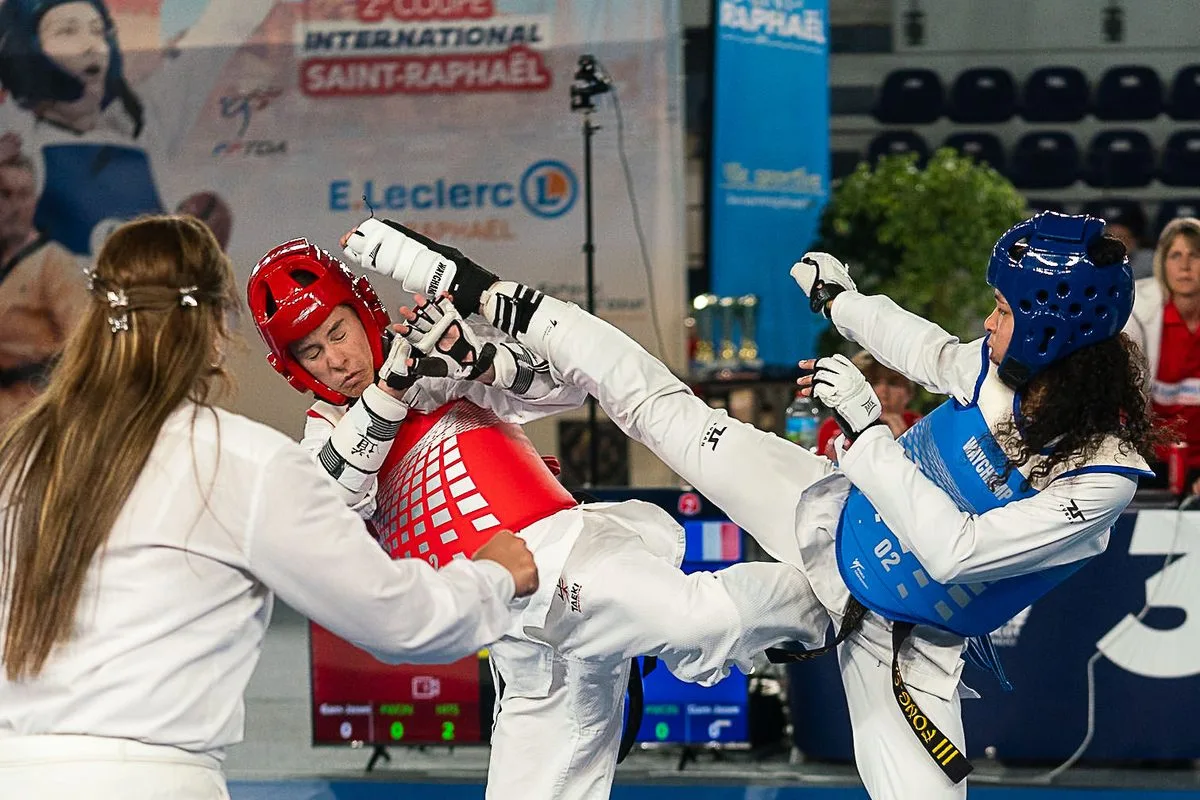 © Lawrence Banahan — Combat taekwondo féminin kick