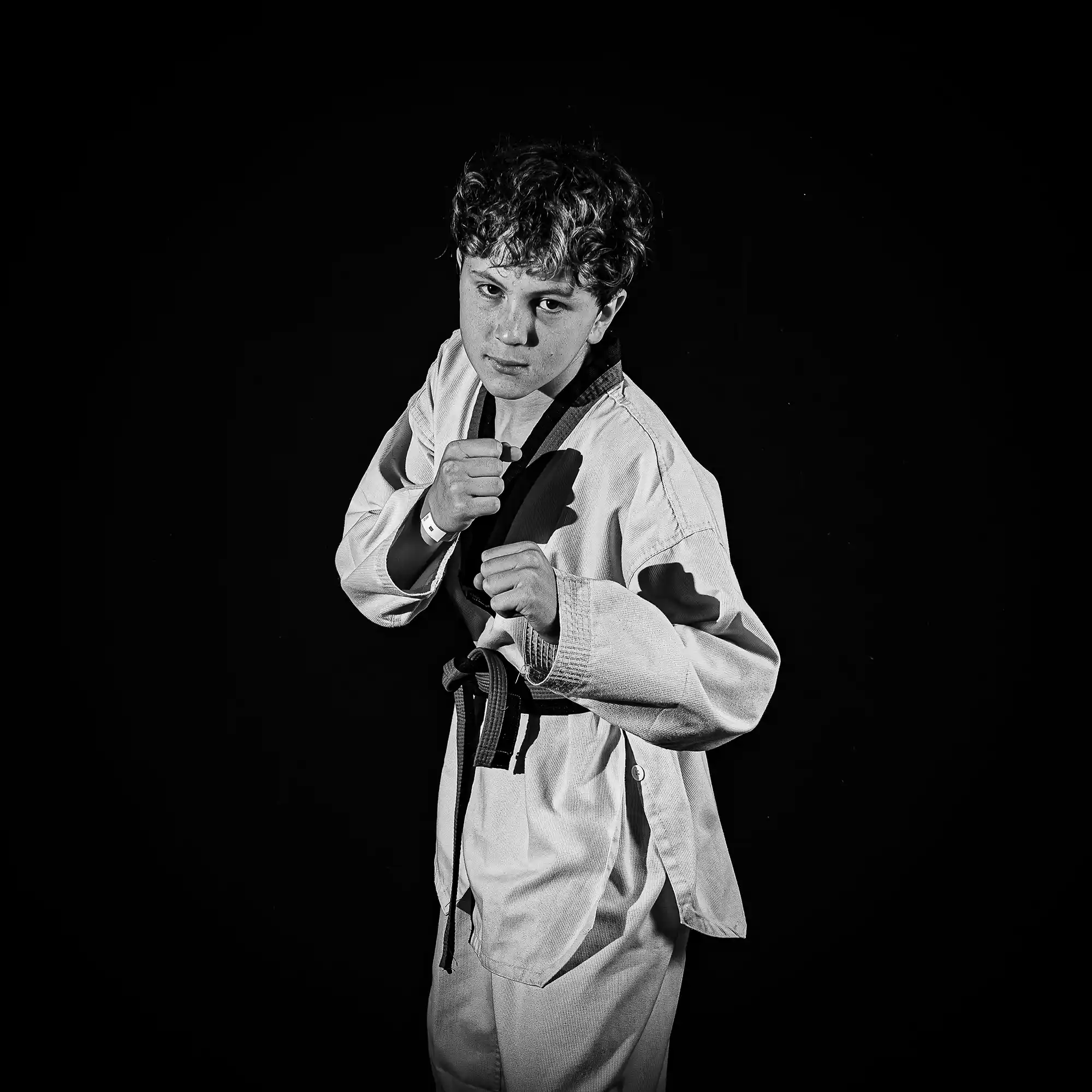 Portrait studio taekwondo adolescent garde noir et blanc — Lawrence Banahan